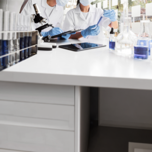 Uso de herramientas de laboratorio químico